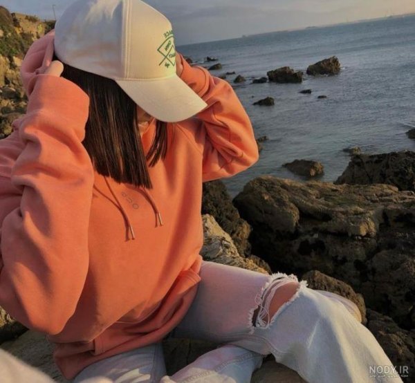  والپیپر فانتزی دختر با کلاه اسپرت برای آیفون