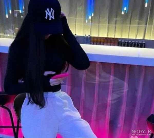  والپیپر فانتزی دختر با کلاه اسپرت برای آیفون