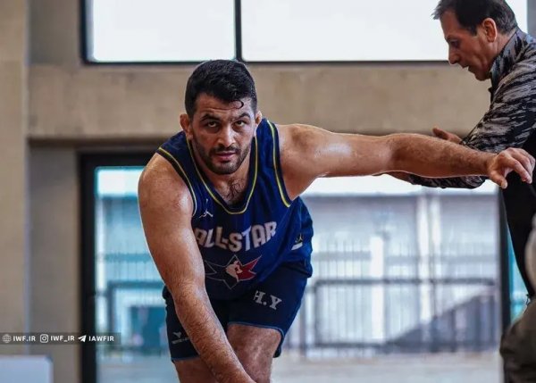 عکس حسن یزدانی با شیر