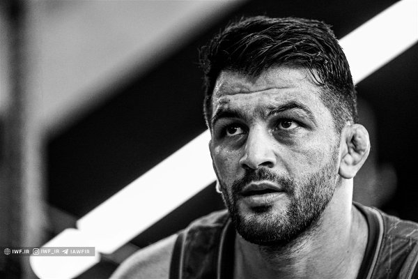 عکس حسن یزدانی با شیر