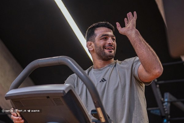 عکس حسن یزدانی با شیر