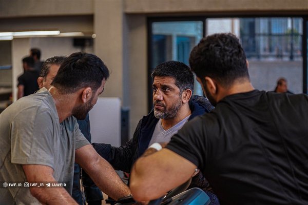 عکس حسن یزدانی با شیر