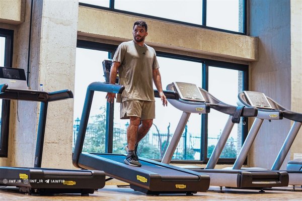 عکس حسن یزدانی با شیر