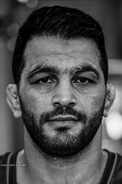 عکس حسن یزدانی با شیر