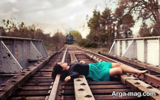 ژست عکاسی دخترانه در ریل قطار