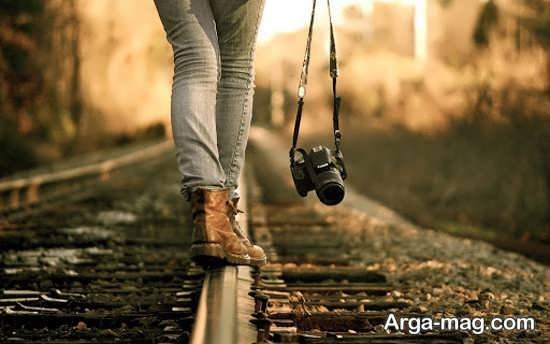  ژست عکاسی دخترانه در ریل قطار