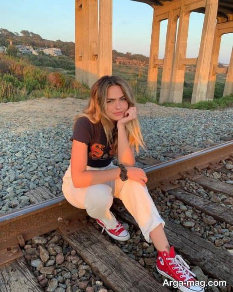  ژست عکاسی دخترانه در ریل قطار