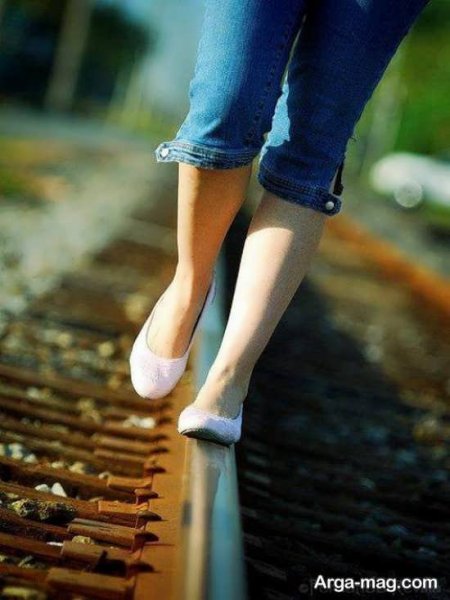  ژست عکاسی دخترانه در ریل قطار