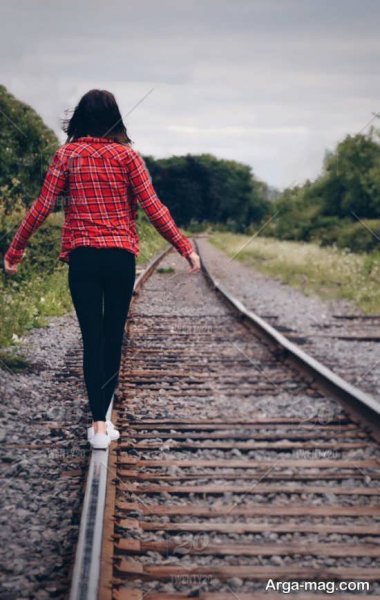  ژست عکاسی دخترانه در ریل قطار