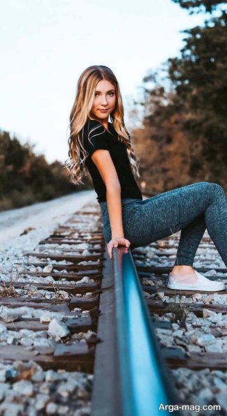  ژست عکاسی دخترانه در ریل قطار