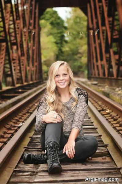  ژست عکاسی دخترانه در ریل قطار