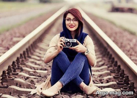  ژست عکاسی دخترانه در ریل قطار