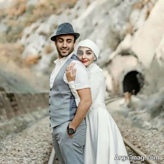  ژست عکاسی دخترانه در ریل قطار