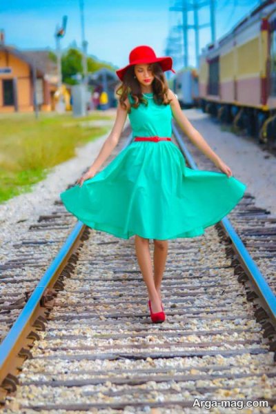  ژست عکاسی دخترانه در ریل قطار