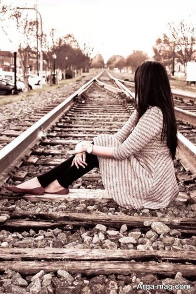 ژست عکاسی دخترانه در ریل قطار