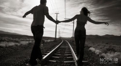 ژست عکس دونفره روی ریل قطار