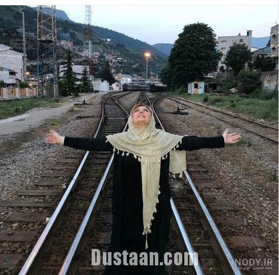  ژست عکس دونفره روی ریل قطار