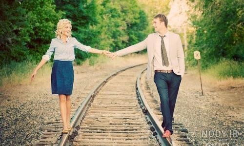  ژست عکس دونفره روی ریل قطار