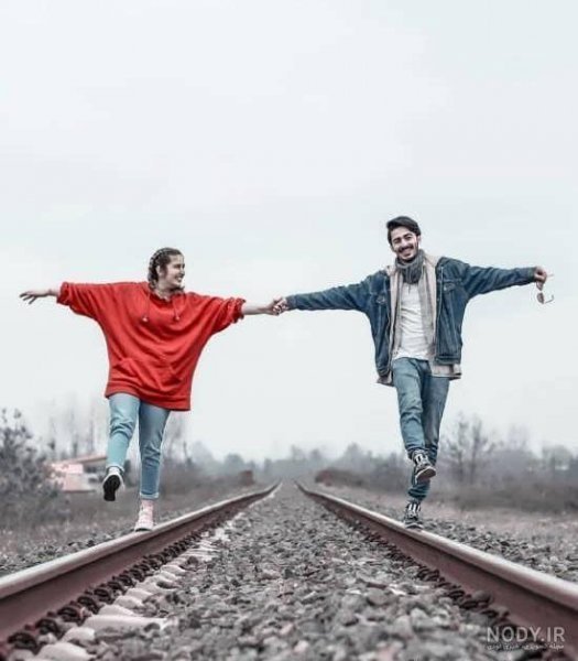  ژست عکس دونفره روی ریل قطار