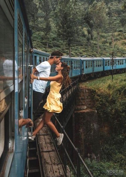  ژست عکس دونفره روی ریل قطار