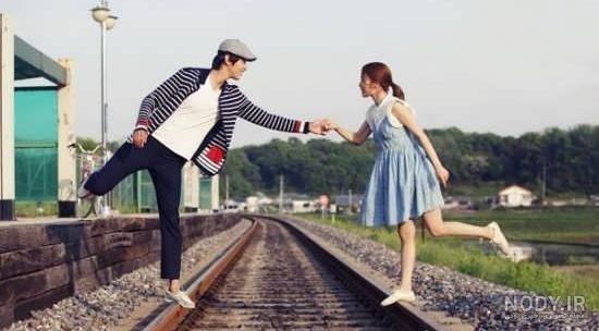  ژست عکس دونفره روی ریل قطار