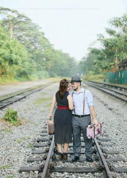  ژست عکس دونفره روی ریل قطار