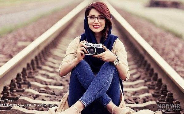  ژست عکس دونفره روی ریل قطار