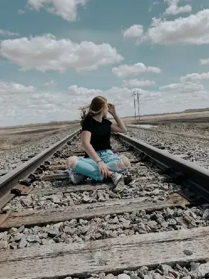  ژست عکس دونفره روی ریل قطار