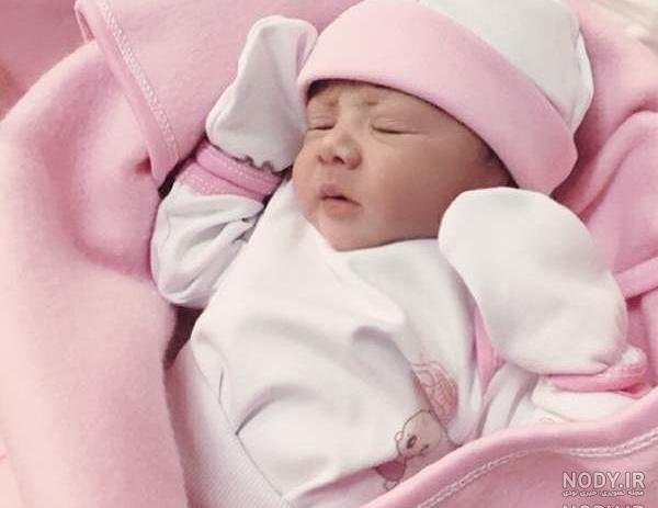  عکس نوزاد دختر در بیمارستان