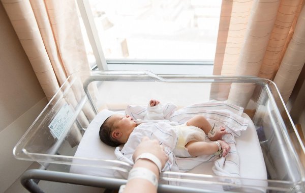  عکس نوزاد دختر در بیمارستان