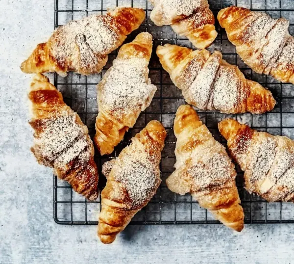  عکس کروسان و قهوه با کیفیت