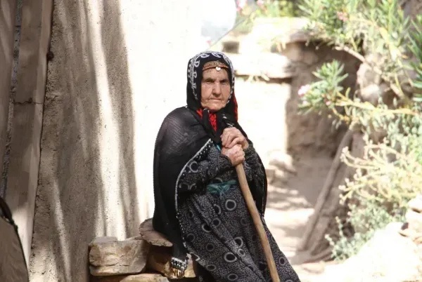  عکس دختر لر با گلونی