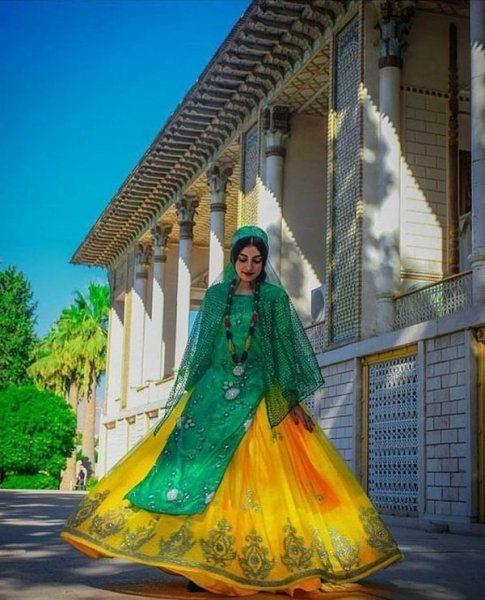  عکس دختر لر با لباس محلی از پشت سر