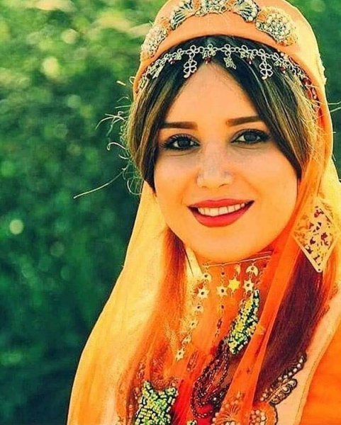  عکس دختر لر با لباس محلی از پشت سر