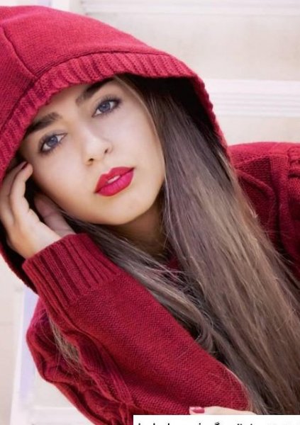عکس دختر با هودی برای پس زمینه لپ تاپ
