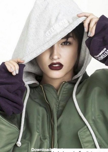  عکس دختر با هودی برای پس زمینه لپ تاپ