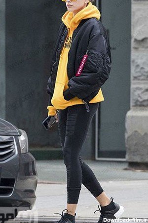  عکس دختر با هودی برای پس زمینه لپ تاپ