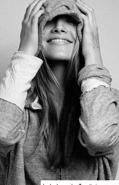  عکس دختر با هودی برای پس زمینه لپ تاپ