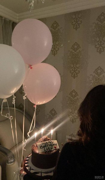  ژست عکس تولد در کافه