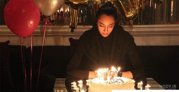  ژست عکس تولد در کافه