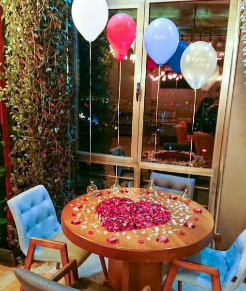  ژست عکس تولد در کافه