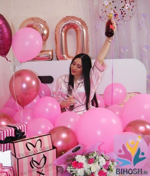  ژست عکس تولد در کافه