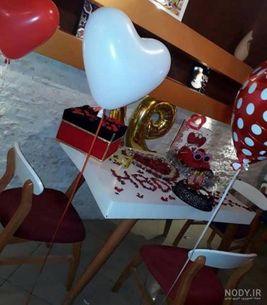  ژست عکس تولد در کافه