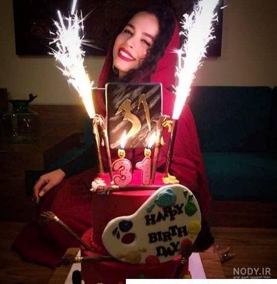  ژست عکس تولد در کافه