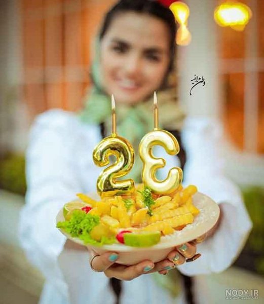  ژست عکس تولد در کافه
