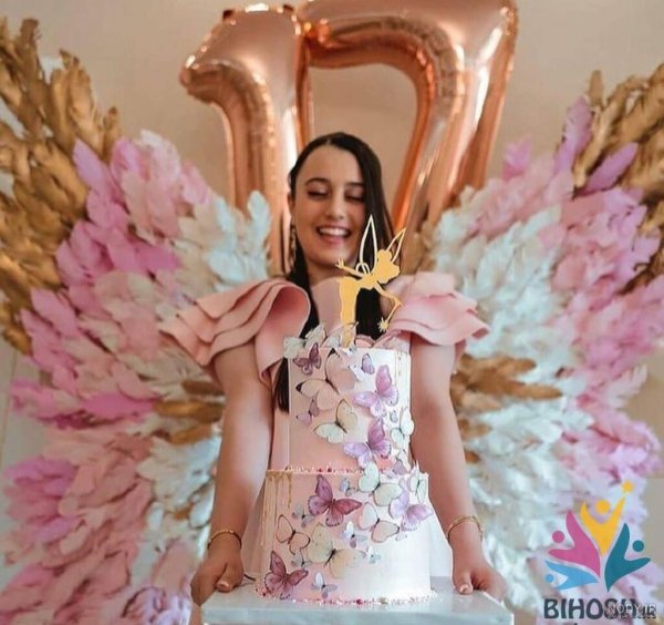  ژست عکس تولد در کافه