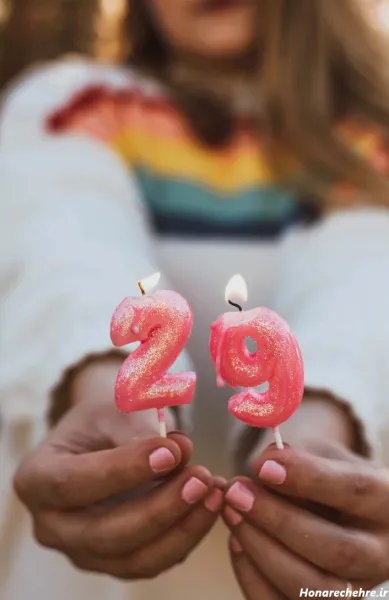  ژست عکس تولد با کیک