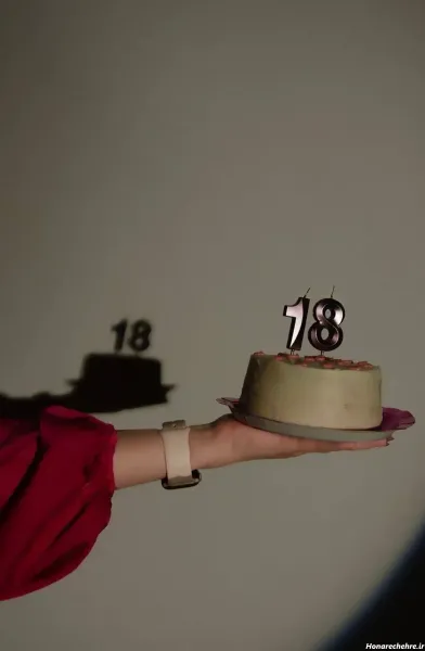  ژست عکس تولد با کیک