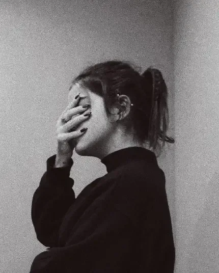 ژست عکس دختر زیبا برای پروفایل