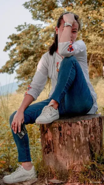  ژست عکس دختر زیبا برای پروفایل